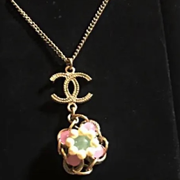 ❤️❤️SOLD❤️❤️Chanel Pearls Flower Necklace - Picture 2 of 7